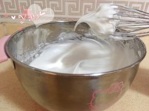 蛋清+糖打发至提起打蛋头有长弯钩即可。