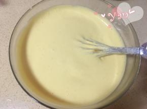 翻拌均匀后倒入蛋白盆里，再翻拌均匀。