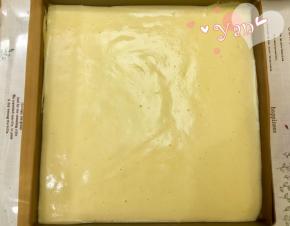 将蛋糕面糊倒入烤盘里。