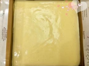 将蛋糕面糊倒入烤盘里。