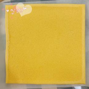 出炉立即提着油布移到晾网上。晾凉翻面，揭去油布，毛巾面出来。