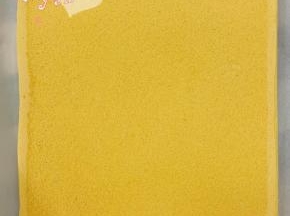 出炉立即提着油布移到晾网上。晾凉翻面，揭去油布，毛巾面出来。