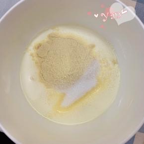 淡奶油+豆浆粉+糖。