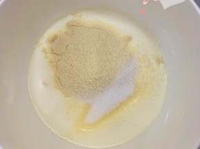 淡奶油+豆浆粉+糖。