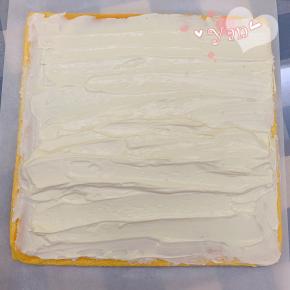 蛋糕（正卷、反卷都可以）尾端切成斜角，抹上豆乳馅，可加上喜欢的水果。