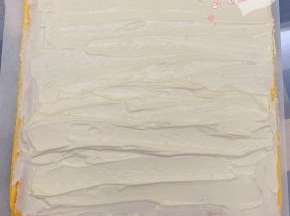 蛋糕（正卷、反卷都可以）尾端切成斜角，抹上豆乳馅，可加上喜欢的水果。