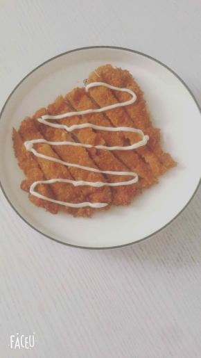 猪扒洗净，用适量黑胡椒粉和盐腌制半个小时以上