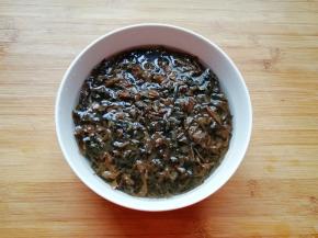 梅干菜放入清水中浸泡25分钟。