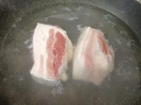 五花肉洗干净后切成大块，放入锅中煮至成熟。