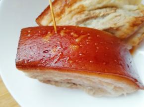 将煮好的五花肉捞出，趁热在肉皮表面涂抹老抽上色，并用牙签在肉皮上扎上小眼，为了更好的入味。