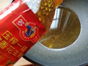 炒锅内倒入适量的多力浓香花生油烧热。