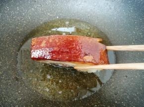 五花肉用厨房用纸吸干表面多余的水分，肉皮朝下，炸至金黄色，肉皮暴起后捞出备用