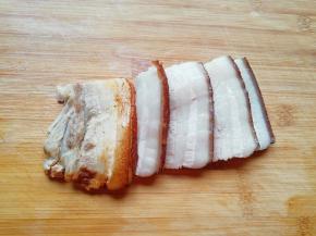 炸好的五花肉放入冷水中浸泡降温，切成0.8mm的片备用。