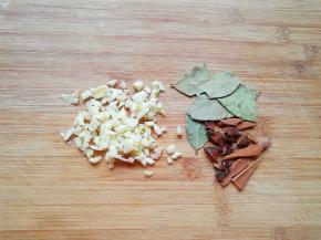 桂皮和八角掰成小片，准备好香叶，大蒜切成蒜末。