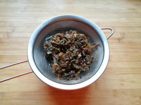 泡好的梅干菜用流动的水反复冲洗至无泥沙，控干水分备用。