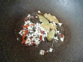 炒锅内倒入多力浓香花生油烧热，放入桂皮、八角、香叶和蒜末煸炒出香味，再下入梅干菜炒香，依次加入生抽、老抽、白糖、料酒、腐乳、盐和少许热水，小火一同煮10分钟。