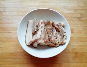 取一个稍大一点的碗，将五花肉肉皮朝下整齐的码放在碗中。