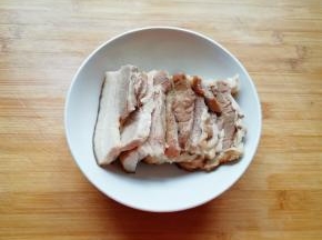 取一个稍大一点的碗，将五花肉肉皮朝下整齐的码放在碗中。