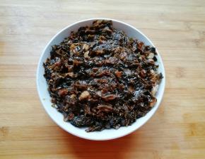 填入煮好的梅干菜。