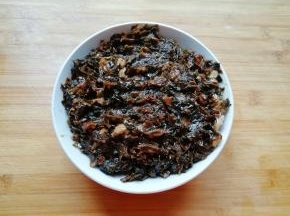 填入煮好的梅干菜。