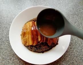 把准备好的酱汁淋在扣肉上面，即可食用。