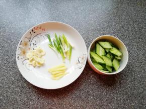 大蒜切成片，葱姜切成丝，黄瓜切成片。