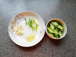 大蒜切成片，葱姜切成丝，黄瓜切成片。