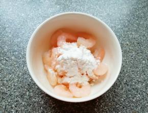 虾仁挑出虾线冲洗干净，加入淀粉、胡椒粉和料酒抓匀。