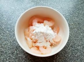 虾仁挑出虾线冲洗干净，加入淀粉、胡椒粉和料酒抓匀。