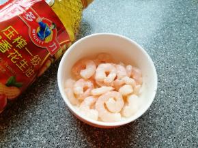 再加入半汤匙多力浓香花生油搅拌均匀，锁住水分，保持虾仁鲜嫩油润，静置10分钟。