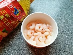 再加入半汤匙多力浓香花生油搅拌均匀，锁住水分，保持虾仁鲜嫩油润，静置10分钟。