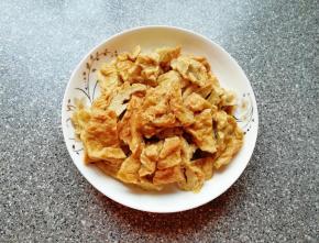 面筋用手撕成小块，开水汆烫一下去除多余的油脂，捞出挤掉多余的水分备用。