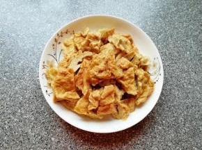 面筋用手撕成小块，开水汆烫一下去除多余的油脂，捞出挤掉多余的水分备用。