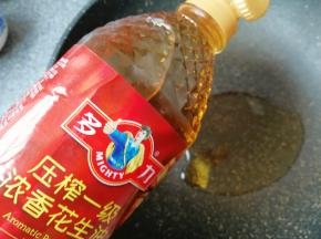 炒锅内倒入多力浓香花生油。