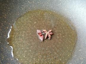 下入八角，小火炸至八角变黑捞出不要。