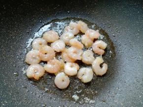 下入腌制好的虾仁，滑炒变色捞出。