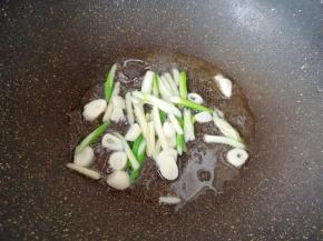 炒锅内留底油，下入葱姜丝和蒜片炒香。