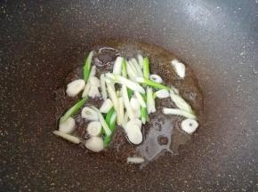 炒锅内留底油，下入葱姜丝和蒜片炒香。