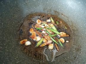 加入生抽和老抽翻炒均匀。