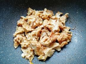 下入面筋翻炒均匀。