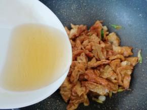 加入高汤翻炒均匀，盖上锅盖咕嘟1-2分钟。