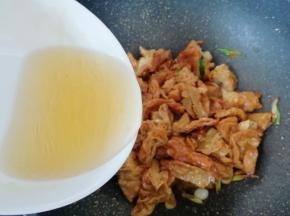 加入高汤翻炒均匀，盖上锅盖咕嘟1-2分钟。