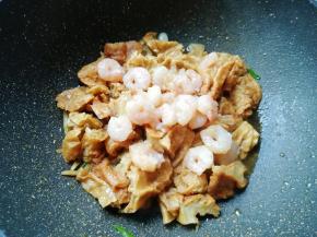 下入虾仁翻炒均匀。