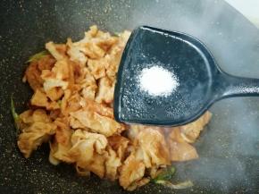 放盐和白糖调味。