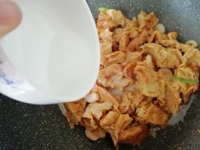 汤汁收好以后，淋入水淀粉勾芡，汤汁变得浓稠透明以后关火。