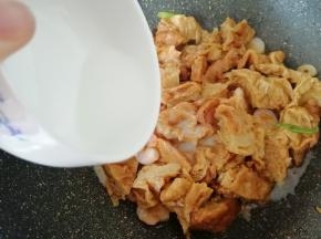 汤汁收好以后，淋入水淀粉勾芡，汤汁变得浓稠透明以后关火。