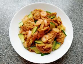 下入黄瓜片，利用余热快速翻炒均匀出锅装盘。