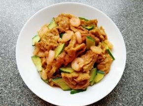 下入黄瓜片，利用余热快速翻炒均匀出锅装盘。