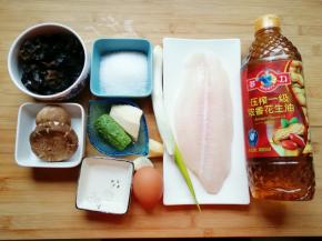 准备好食材，木耳提前泡发。