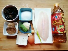 准备好食材，木耳提前泡发。